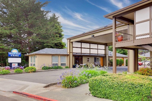 Days Inn & Suites by Wyndham Arcata image 1